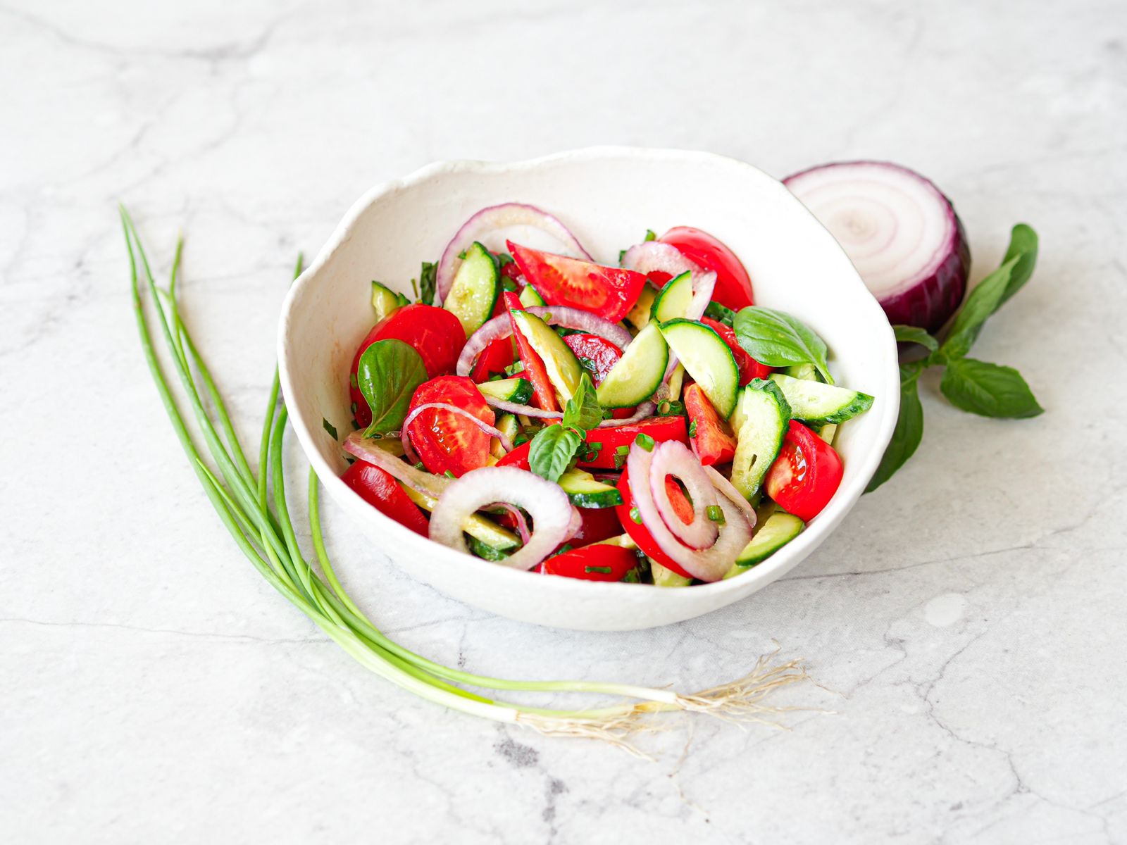 Деревенский салат из сезонных овощей